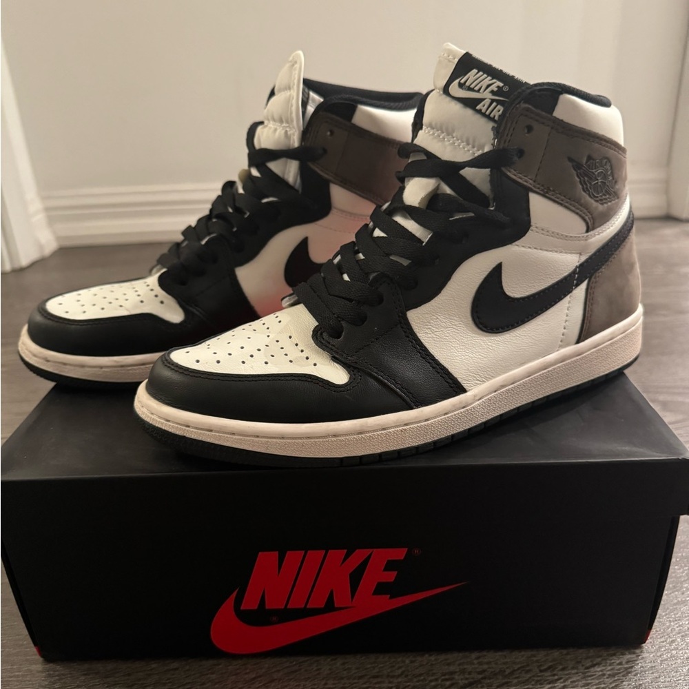 Air Jordan 1 Retro High OG "Dark Mocha" sneakers size US 8.5 / EU 42 - unisex